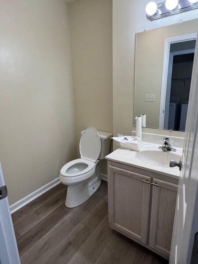 Building Photo - Students Welcome! Close to UNCW! Large 4 b...