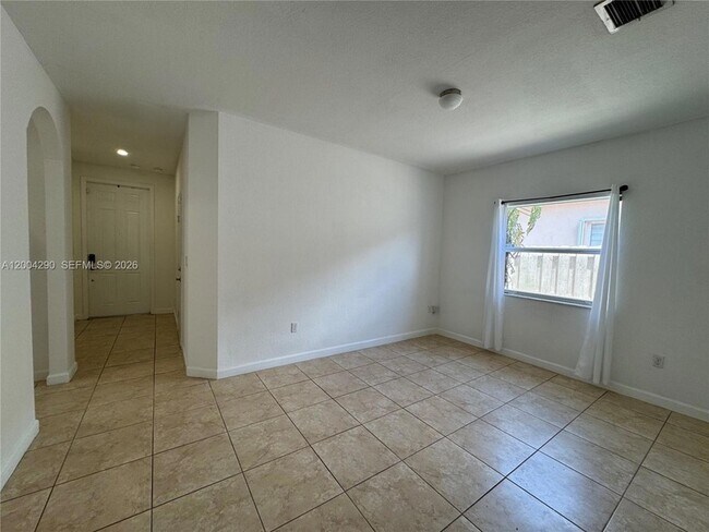 Foto del edificio - 2356 NE 3rd Ct