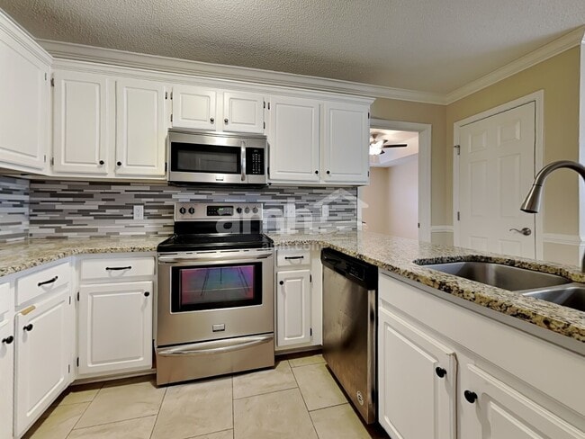 Building Photo - 409 Roberts Way