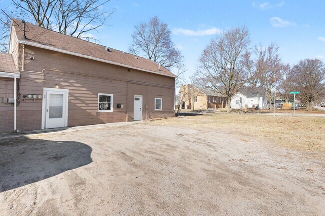 Building Photo - Updated 1 Bedroom Rental Close To Downtown $850/month