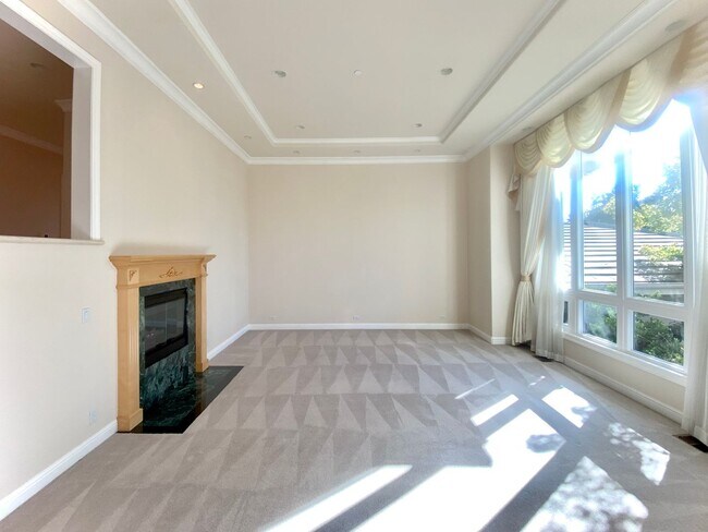 Foto del edificio - Spacious Luxury Home in Desirable Location...