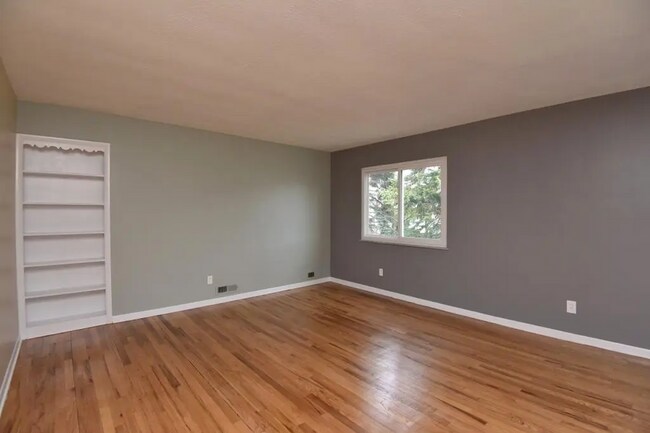 Foto del edificio - 10204 S Highland Ave