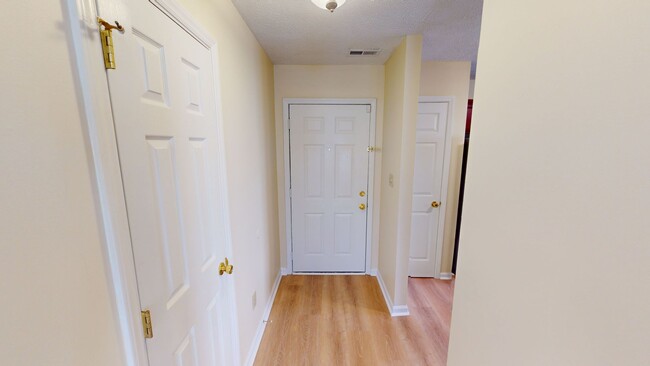 Building Photo - $350 OFF First Month's Rent! 3 Bedroom Upd...