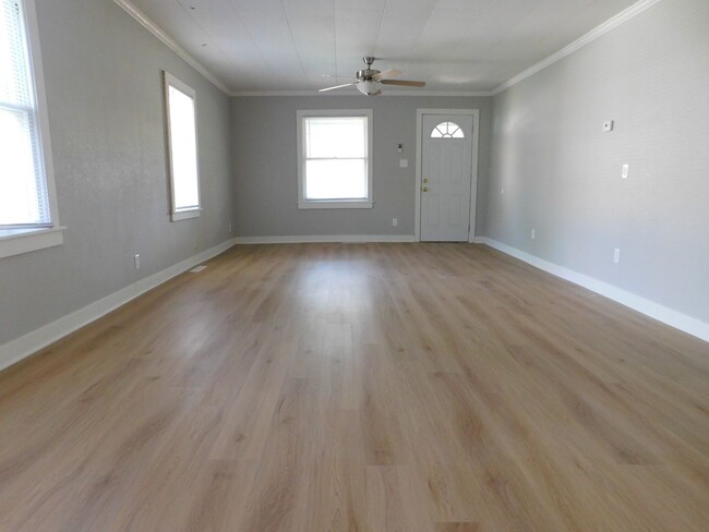 Building Photo - 3 Bed 1 Bath House in El Dorado