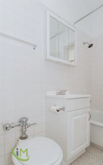 Building Photo - Edgewater/Loyola - Studio Unit Available $850