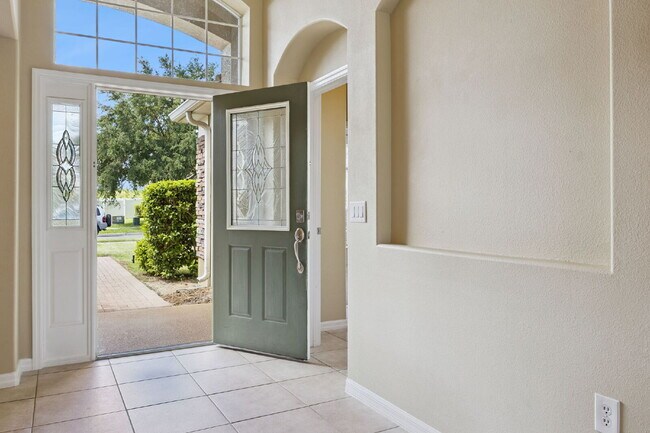 Foto del edificio - Spacious 4-Bedroom Gem with 3 Baths and 2238 Sq Ft of Comfort in Clermont!