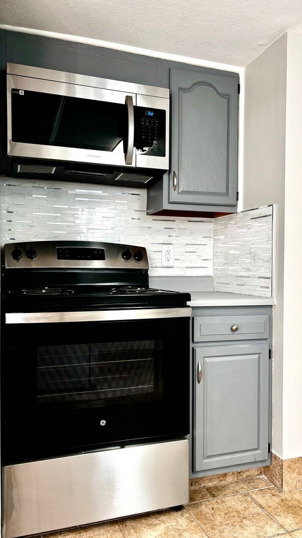 Building Photo - Spacious 3-Bed Townhome with Garage in Day...