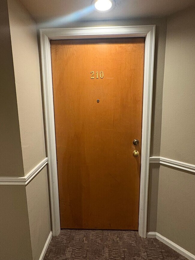 Building Photo - AVAILABLE NOW! 1 Bedroom Updated Condo in ...
