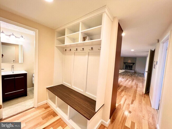 Building Photo - 6823 Beechview Dr