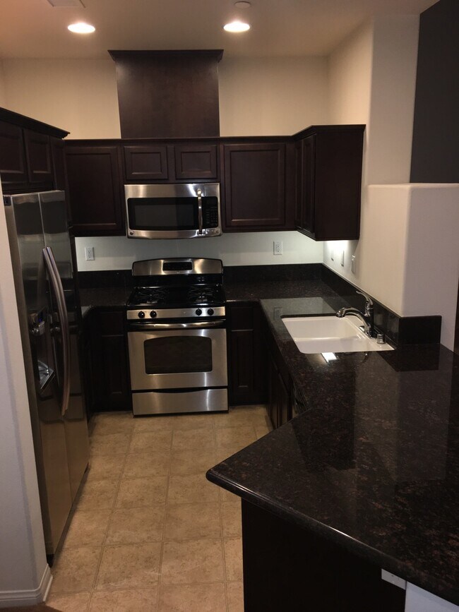 Foto del edificio - 3 Bedroom 3 Bath Townhome in gated Community!