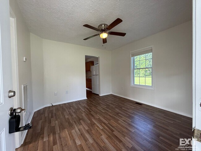 Building Photo - Newly Renovated 2 Bedroom 1 Bath in La Cro...