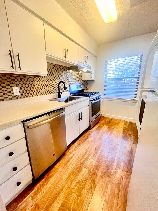 Kitchen - 429 Shawmont Ave