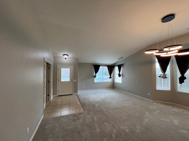 Building Photo - 4 bedrooms, an office and single-story home with a pool!!