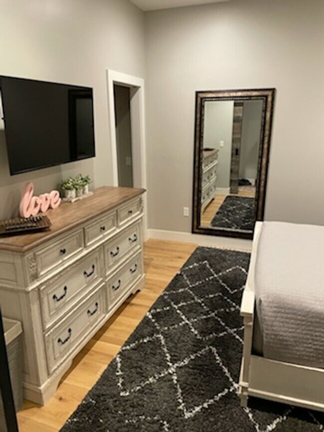 Building Photo - Short-term or long-term, upscale fully fur...