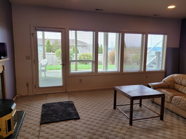 Family Room/Entrance Door - 30907 36th Ave SW