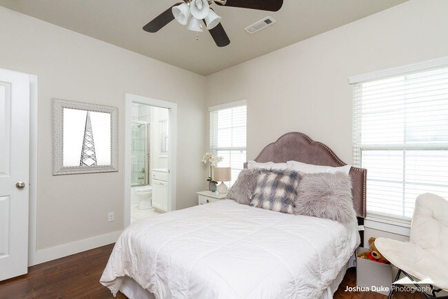 Building Photo - 1936 Maine St