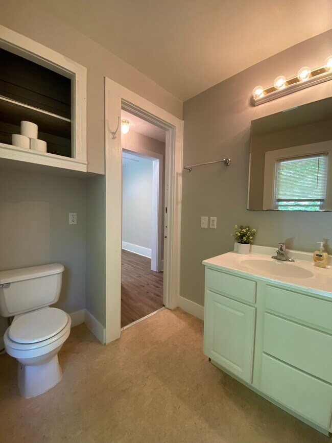 Full Bath - 18 Prospect St