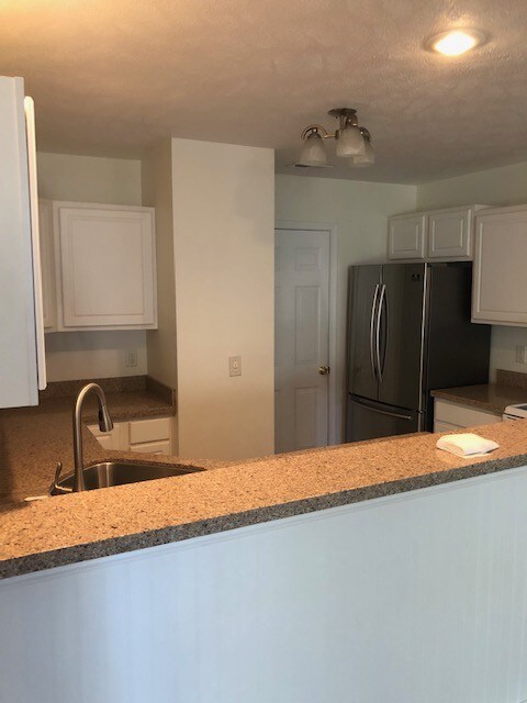 Foto del edificio - 620 Melody Ln