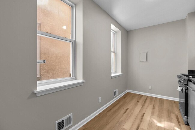Foto del edificio - 229 N Patterson Park Ave