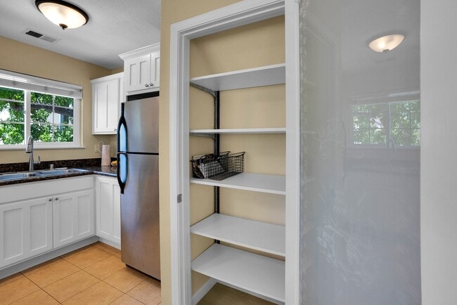 Building Photo - Excellent Santa Clara Location! Open Floor Plan! Granite Counters!