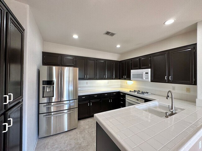 Foto del edificio - Beautiful Remodeled Townhome in Eastlake w...