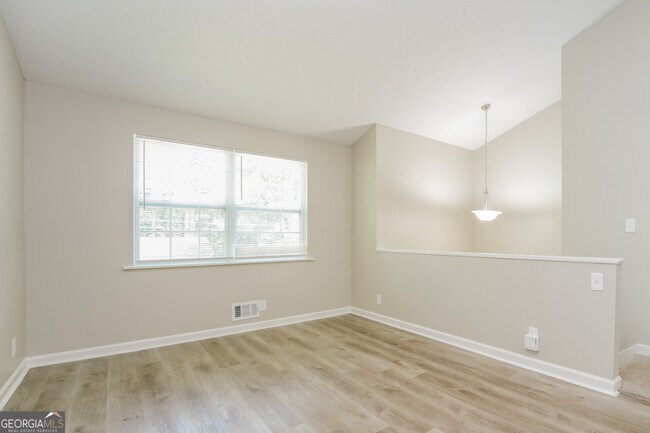 Foto del edificio - 2535 Kelly Lake Dr