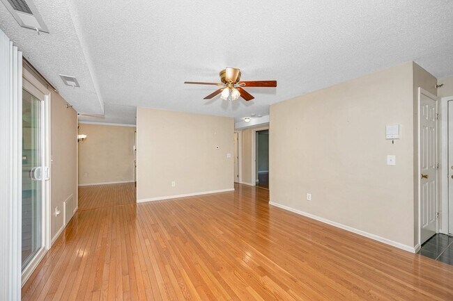 Foto del edificio - 124 Tennis Plaza Rd