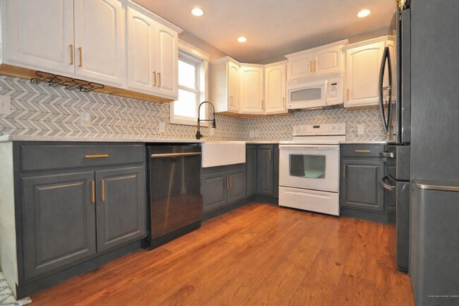 Building Photo - 434 Horseback Rd