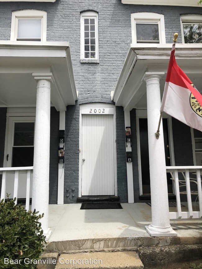 Foto del edificio - 2002 Rosewood Ave