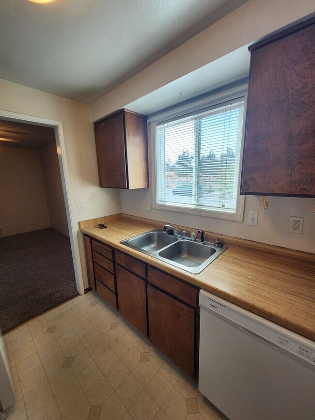 Foto del edificio - 2 Bed/1 Bath Apartment in NE Bend - Wichita Way