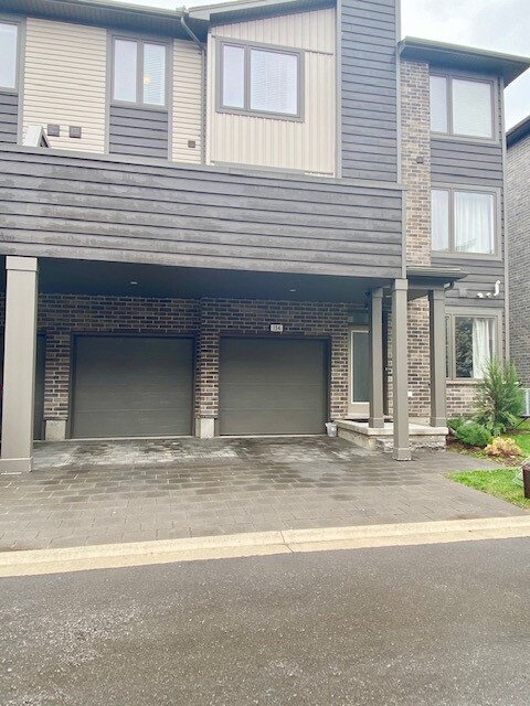 Photo du bâtiment - Hyde Park * 3 Bdrm Double Car Garage * 3 Level * MAY 1st