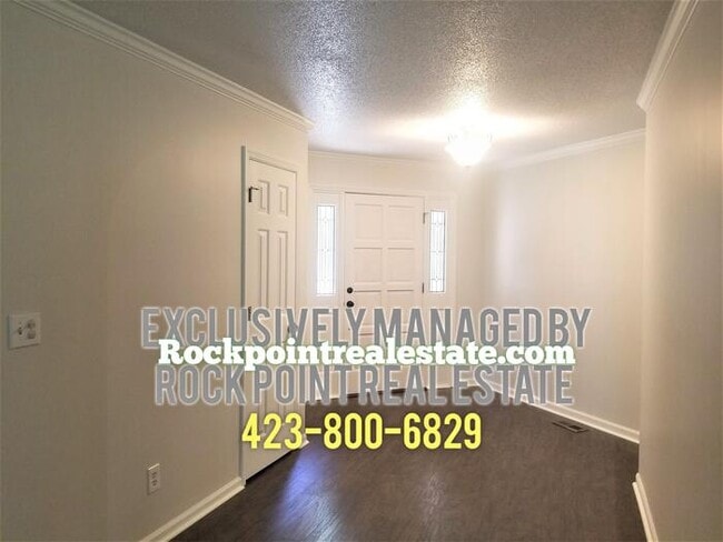 Building Photo - Stunning Townhome with Golf Course Views!