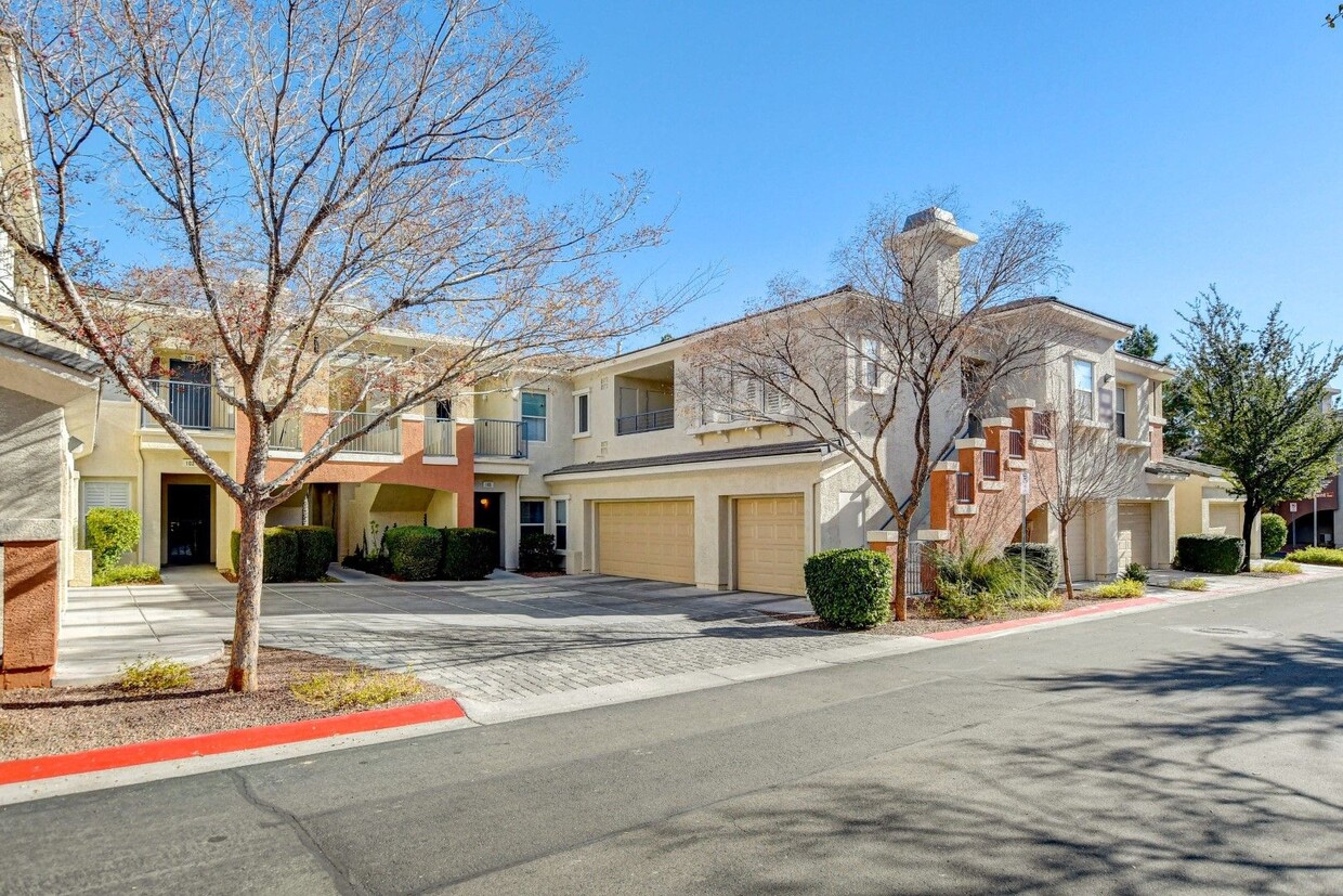 Foto principal - Upgraded 2 Bedroom Condo in Summerlin!