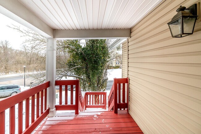 Foto del edificio - SPACIOUS 3 BEDROOM 2 BATH W/2 CAR GARAGE