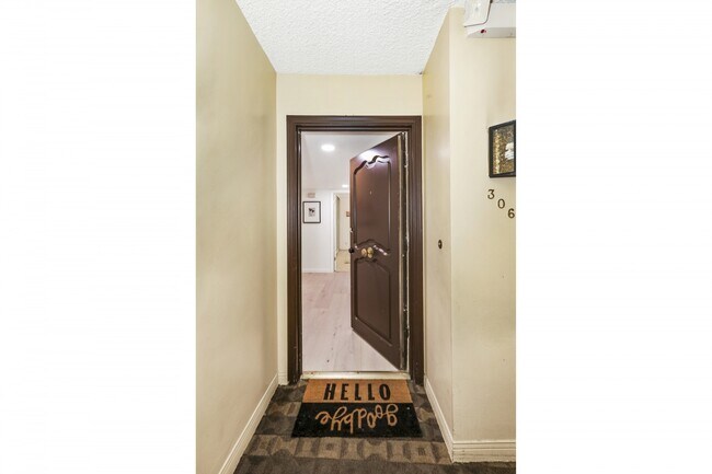 Foto del edificio - 6760 Hillpark Dr
