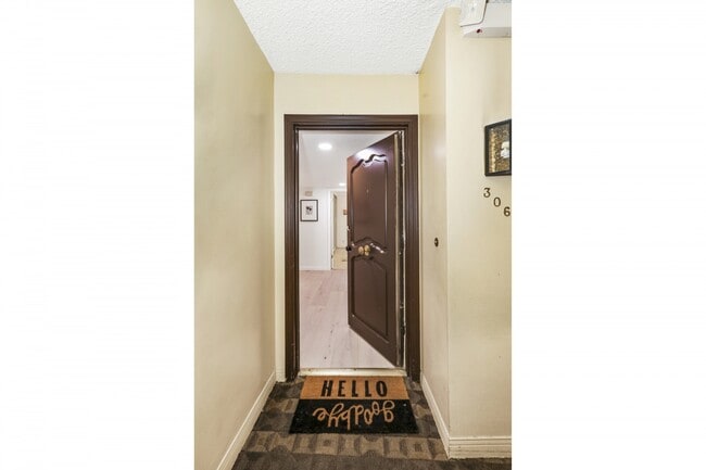 Building Photo - 6760 Hillpark Dr