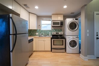 Building Photo - 711 Graham Pl
