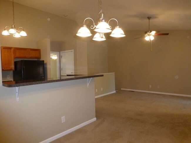 Foto del edificio - Spacious 3-Bed, 2-Bath Townhouse with Bonus Room & 2-Car Garage in North Knoxville