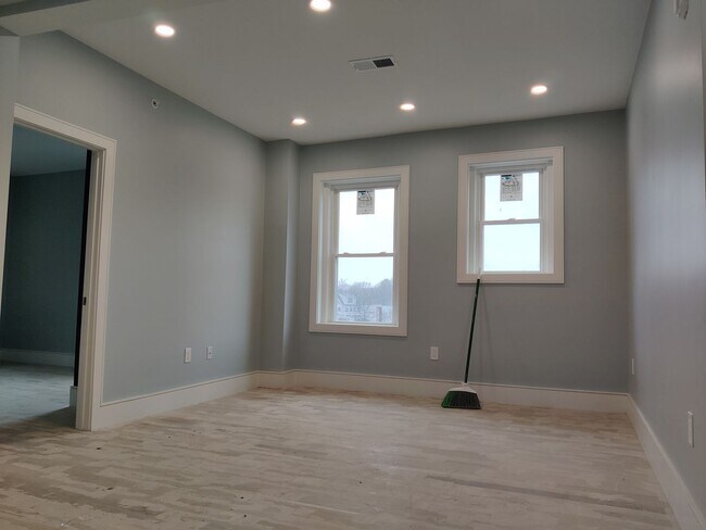 Photo - 3 bed 2 Bath on Washington Sq. Central Heat/AC, In-Unit Washer and Dryer, Steps from the T Stop Apartment