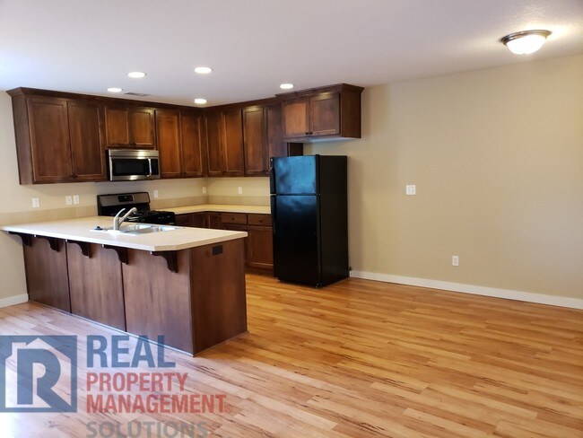Building Photo - Wonderful Townhome in Woodmere