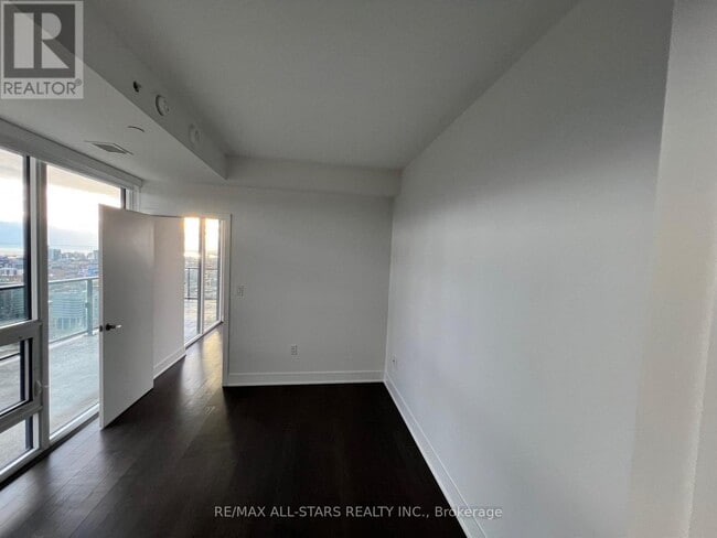 Building Photo - 955 Bay St.