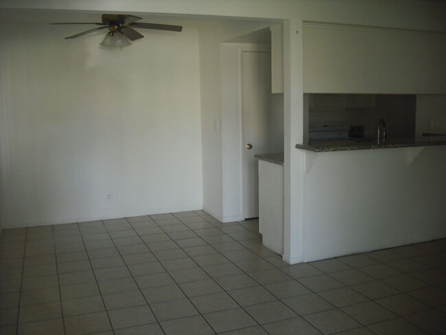 Building Photo - Enjoy townhouse living close to the beach.