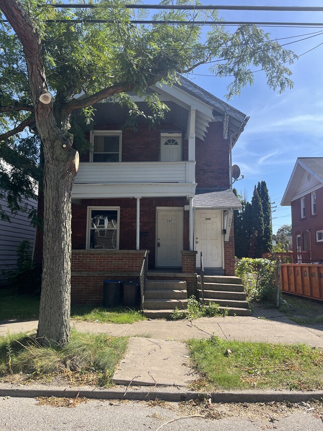 Building Photo - 207 E 3rd St