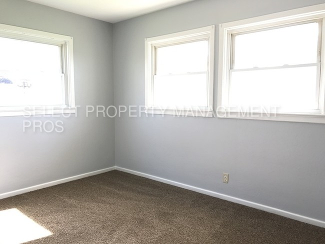 Building Photo - Two Bedroom Lower Apartment in Waynedale