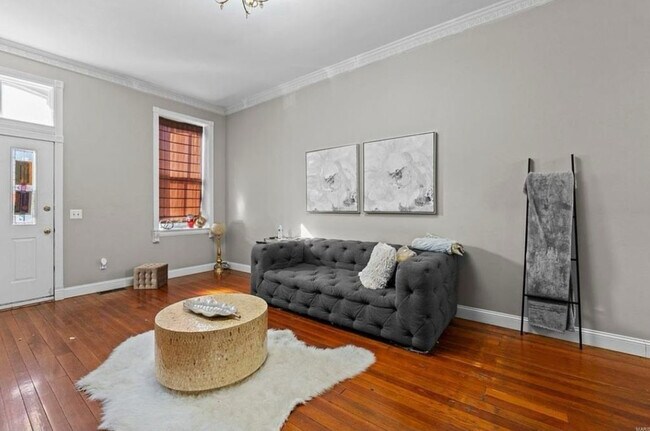 Foto del edificio - 1213 Sidney St