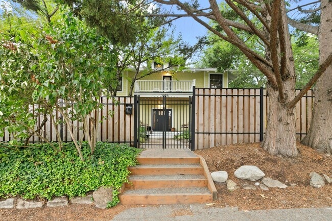 Building Photo - 6bd/3.25ba Seattle House