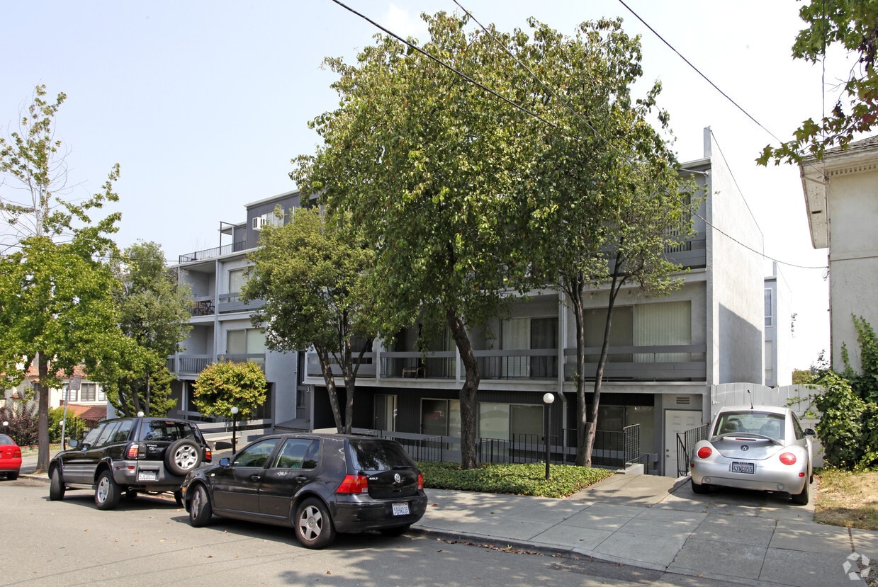 Building Photo - 330 Adams St