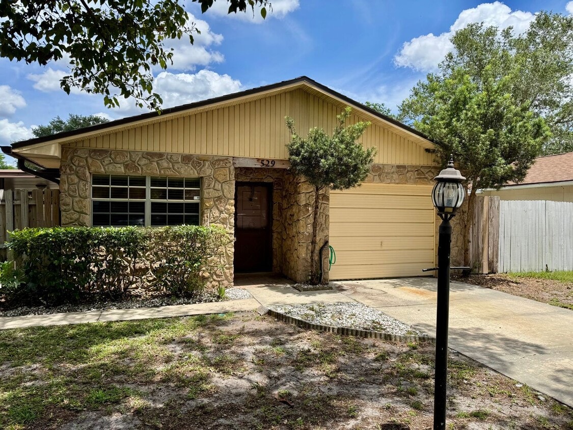Newly Renovated 3/2 Home ~ Updated Kitchen ~ Fenced Yard! - Newly Renovated 3/2 Home ~ Updated Kitchen ~ Fenced Yard!