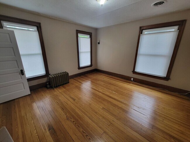 Building Photo - 705 Main Street 4BR/2.5BA (Hamilton)