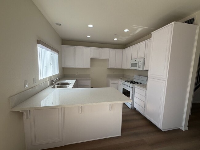 Building Photo - Fully Renovated and Move-In Ready